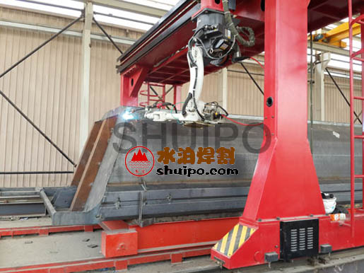 自卸車自動焊接機(jī)器人